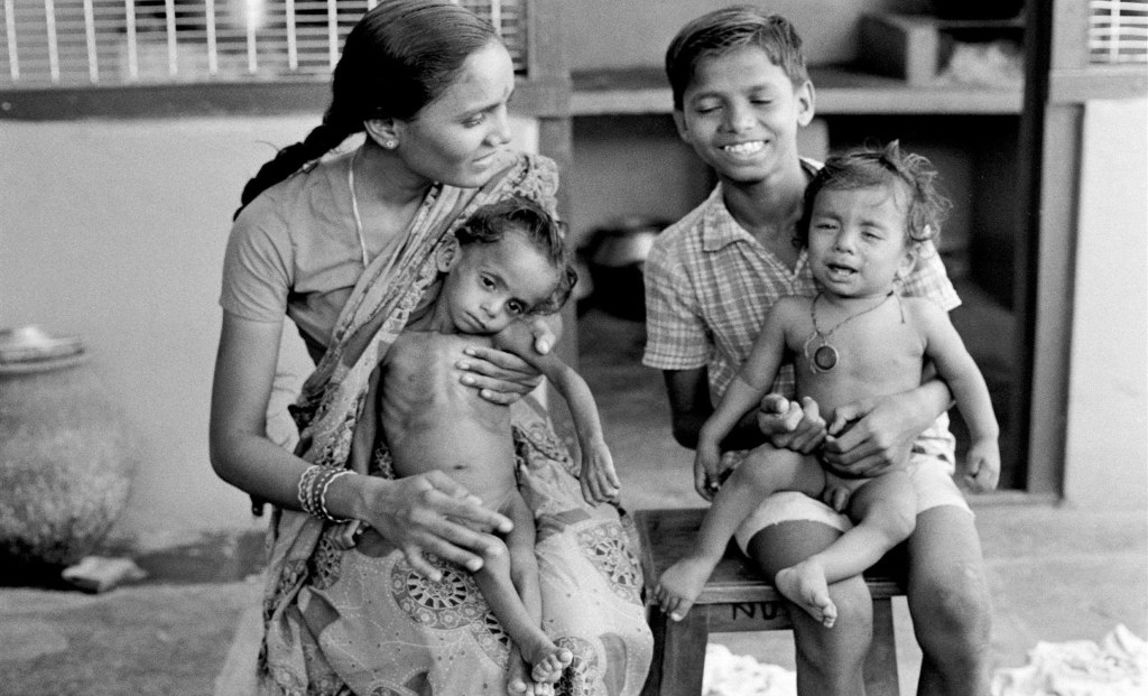 Indien 1973: Eine Mutter, ihr Sohn und ihre zwei Jahre alten Zwilllinge. © UNICEF/UNI43278/Balcomb