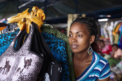 Eine Frau in einen Shop in Nairobi.