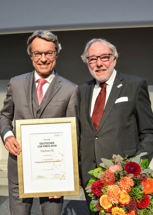 Bernhard Simon, CEO Dachser SE (links), und Edgar Marsh, Vorsitzender des Präsidiums von terre des hommes Germany, nahmen den Preis auf dem Deutschen CSR-Forum in Stuttgart entgegen.