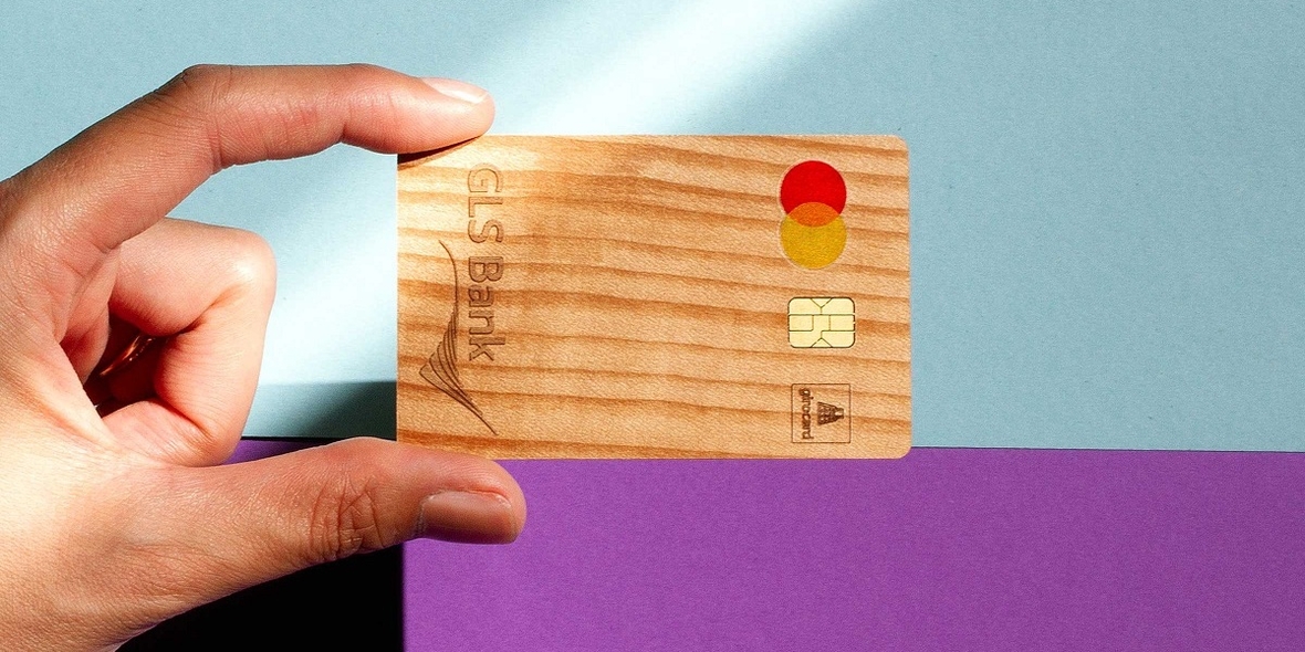 GLS Bank  bietet Bezahlkarte aus Holz an