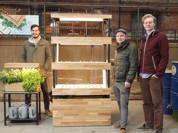 Das Gründerteam von simplePlant mit Pablo Antelo Reimers, Felix Witte und Ben Märten (v.l.n.r.) mit dem Bioponik-Prototypen in der Hobenköök Hamburg