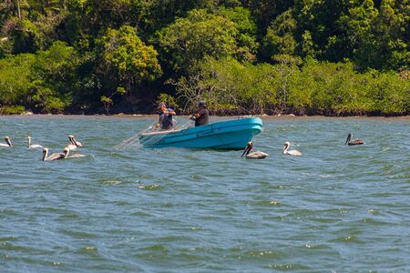 Fischer gehen ihrer Arbeit mit traditionelle Fischereipraktiken an der Pazifikküste Panamas nach