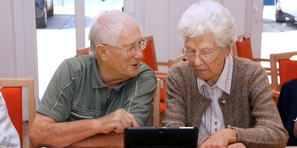 Senioren diskutieren über Chancen & Herausforderungen des Internets