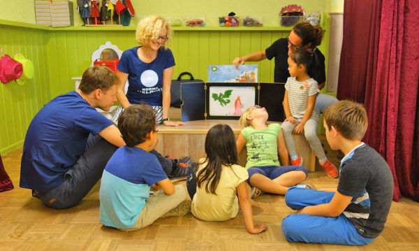 Beschäftigte der NORMA Group beim Spielenachmittag rund ums Buch in einer Kindertagesstätte