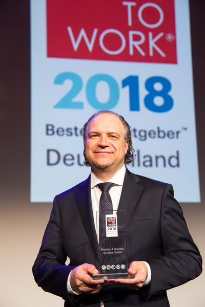 Jochen Brenner, Human Resources Director P&G Service GmbH, nimmt die Auszeichnung entgegen.