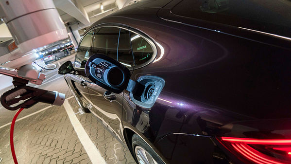 Die Marken Volkswagen, Audi und Porsche ergänzen das autonome Parken um verschiedene Services. 