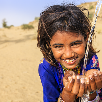 Ein Mädchen aus Indien trinkt Wasser