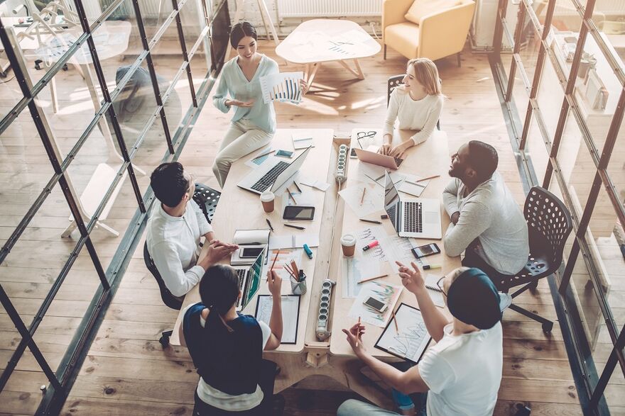 Junge Menschen arbeiten in einem modernen Büro