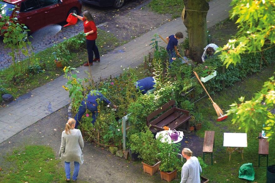 Fleißige Gärtner:innen im Stephanus Garten in Hamburg. 