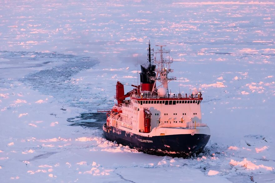 Das deutsche Forschungsschiff Polarstern während einer Eisstation im Weddellmeer