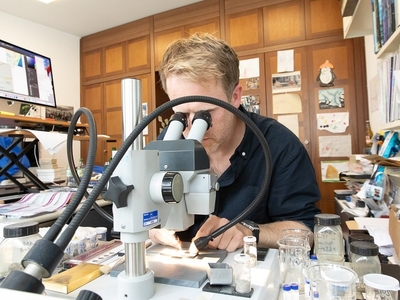 Analysiert eine Sedimentprobe: Dr. Johann Klages in seinem Büro