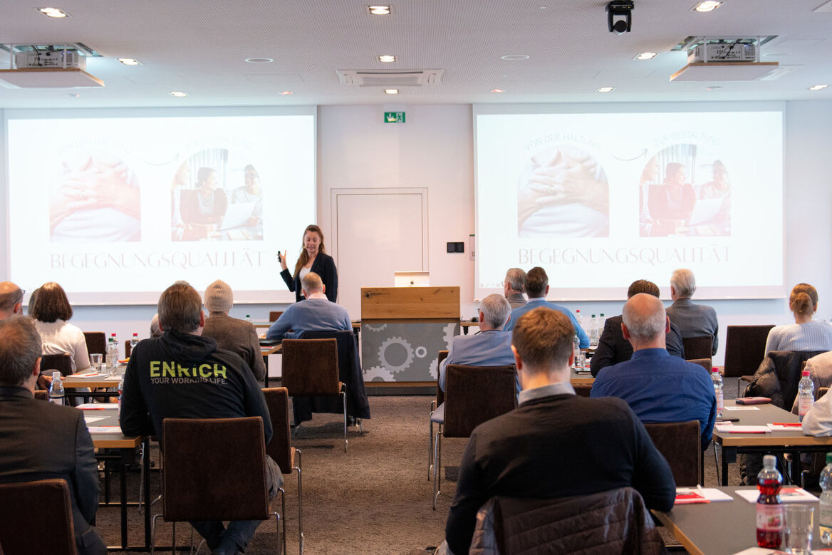 Hannah Panidis, Rednerin und Trainerin, hielt auf dem Bantleon Werteforum 2024 einen Vortrag zum Thema Vortrag „Begegnungsqualität“.