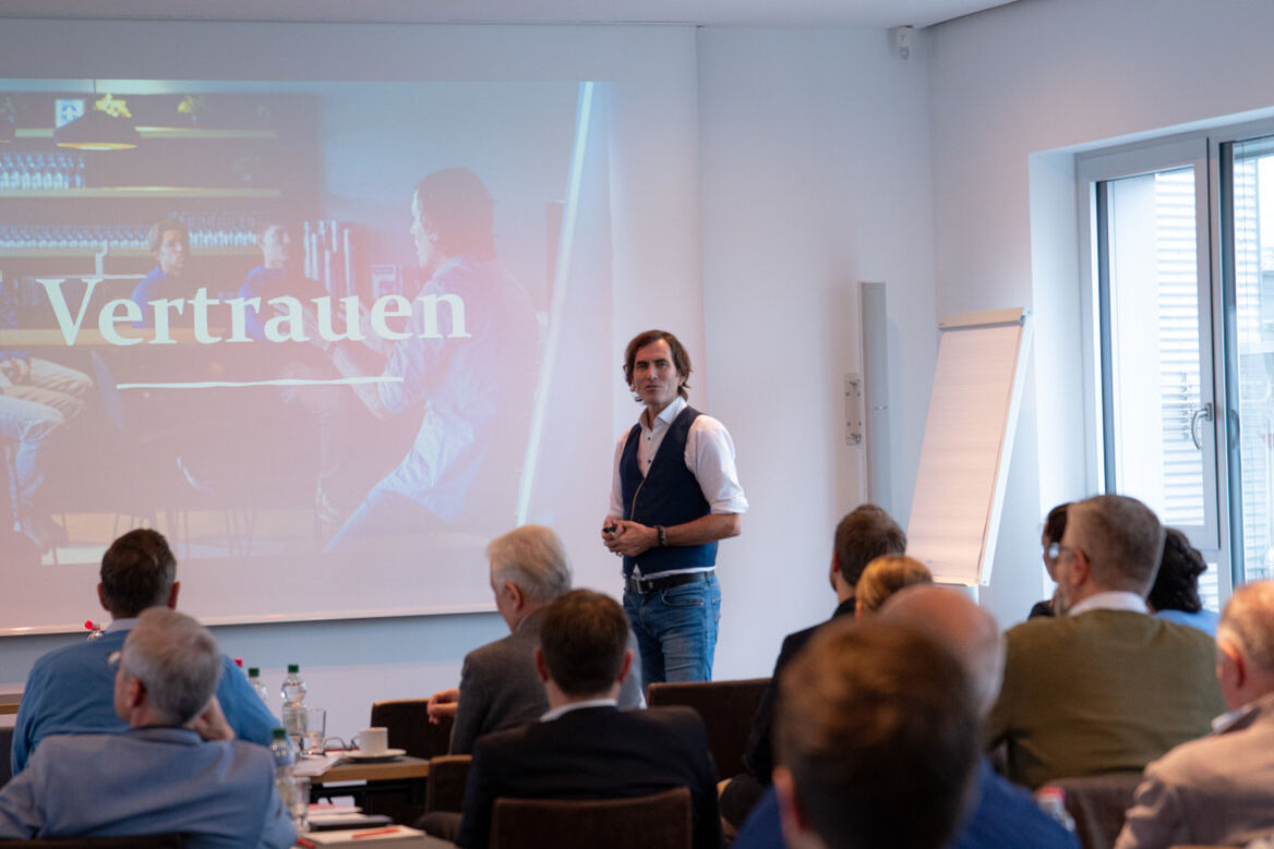 Business Coach, Leadership-Experte und Autor Mounir Zituoni sprach in seinem Vortrag beim Bantleon Werteforum 2024 über Vertrauen und Wachstum.