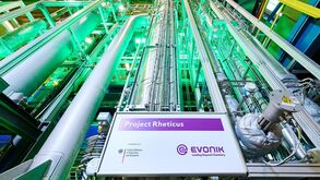 Rheticus: Versuchsanlage für die künstliche Photosynthese am Evonik-Standort Marl. Sie nutzt Strom aus erneuerbaren Quellen, CO2 und H2O zur Herstellung von Chemikalien und zeigt auf diese Weise erstmals, dass die künstliche Photosynthese auch im größeren Maßstab funktioniert. Die Anlage besteht aus  einem Wasserelektrolyseur und dem Bioreaktor mit dem Knowhow von Evonik. In dem Elektrolyseur wird in einem ersten Schritt Wasser mit Strom in Wasserstoff (H2) umgewandelt. Aus CO2 und H2 erzeugen spezielle Mikroorganismen Chemikalien, wie z. B. Hexansäure. Diese Spezialchemikalien sind Ausgangsstoffe zum Beispiel für Schmiermittel oder die Kosmetikindustrie.