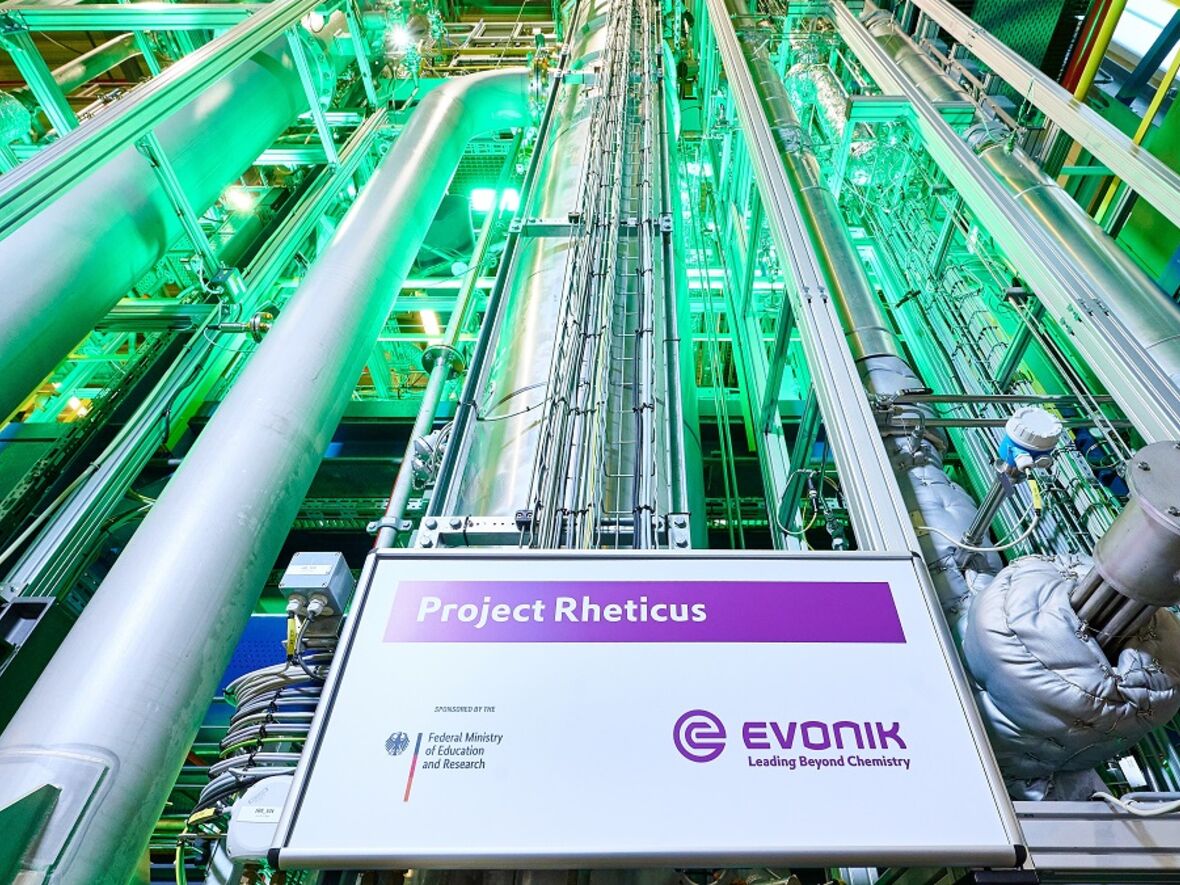 Rheticus: Versuchsanlage für die künstliche Photosynthese am Evonik-Standort Marl. Sie nutzt Strom aus erneuerbaren Quellen, CO2 und H2O zur Herstellung von Chemikalien und zeigt auf diese Weise erstmals, dass die künstliche Photosynthese auch im größeren Maßstab funktioniert. Die Anlage besteht aus  einem Wasserelektrolyseur und dem Bioreaktor mit dem Knowhow von Evonik. In dem Elektrolyseur wird in einem ersten Schritt Wasser mit Strom in Wasserstoff (H2) umgewandelt. Aus CO2 und H2 erzeugen spezielle Mikroorganismen Chemikalien, wie z. B. Hexansäure. Diese Spezialchemikalien sind Ausgangsstoffe zum Beispiel für Schmiermittel oder die Kosmetikindustrie.