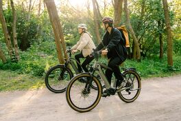 Mit dem Rad zur Arbeit zu fahren, steigert nicht nur die Produktivität sondern nebenbei leisten Sie dank E-Bike und Fahrrad Leasing einen Beitrag zum Klimaschutz.