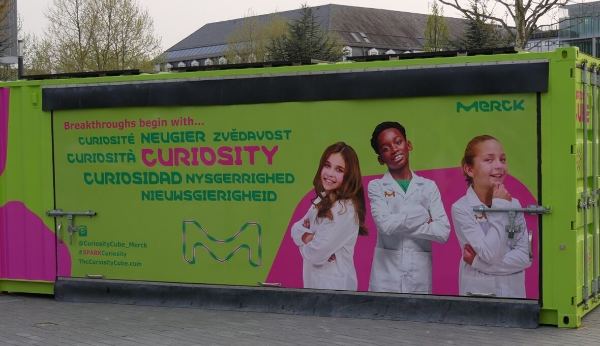Curiosity Cube unterstützt junge Talente in der Wissenschaft