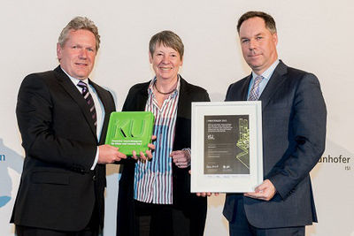 Auszeichnung für das Projekt AmpaCity: Dr. Joachim Schneider (l.), Technikvorstand der RWE Deutschland AG, nimmt in Berlin den IKU Innovationspreis für Klima und Umwelt 2015 von Dr. Barbara Hendricks, Bundesministerin für Umwelt, Naturschutz, Bau und Reaktorsicherheit, und Holger Lösch, Mitglied der Hauptgeschäftsführung des BDI, entgegen.