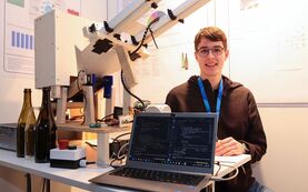 Jonas Spieler gewinnt mit seiner Arbeit „Glastrennung next level“ den 1. Platz im Fachgebiet Arbeitswelt, den Sonderpreis für die alltagstauglichste, patentfähigste Idee sowie den Sonderpreis der Johannes Gutenberg-Universität für die beste schöpferische Arbeit bei „Jugend forscht“. Seine Sortiermaschine trennt Lego-Steine und glasähnliche Proben mithilfe eines selbst programmierten Algorithmus und Bilderkennung und setzt damit ein starkes Zeichen für Nachhaltigkeit und Optimierungspotenzial im Recyclingprozess.