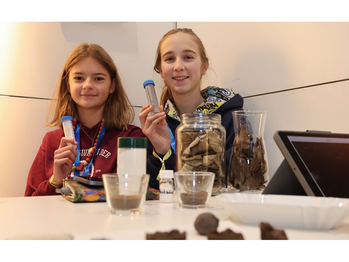 Marlene-Luise Schöttke und Valerie-Kristine Huber (v.l.n.r.) und vom Gymnasium an der Stadtmauer in Bad Kreuznach überzeugten die Jury mit ihrer Entwicklung von Bioplastik aus vertrockneten Blättern und gewannen den ersten Platz im Fachgebiet Biologie bei „Jugend forscht junior.“