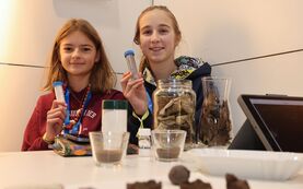 Marlene-Luise Schöttke und Valerie-Kristine Huber (v.l.n.r.) und vom Gymnasium an der Stadtmauer in Bad Kreuznach überzeugten die Jury mit ihrer Entwicklung von Bioplastik aus vertrockneten Blättern und gewannen den ersten Platz im Fachgebiet Biologie bei „Jugend forscht junior.“