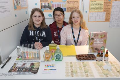 Enya Bludau, Ngoc Thanh Doan und Janne Elisabeth Doll (von links nach rechts) siegten mit „Alles sauber!“ bei „Schüler experimentieren“ im Fachgebiet Chemie. Die Schülerinnen der Hildegardisschule Bingen hatten Tenside auf ihre Reinigungswirkung untersucht sowie eine eigene Seife aus natürlichen Rohstoffen hergestellt. 