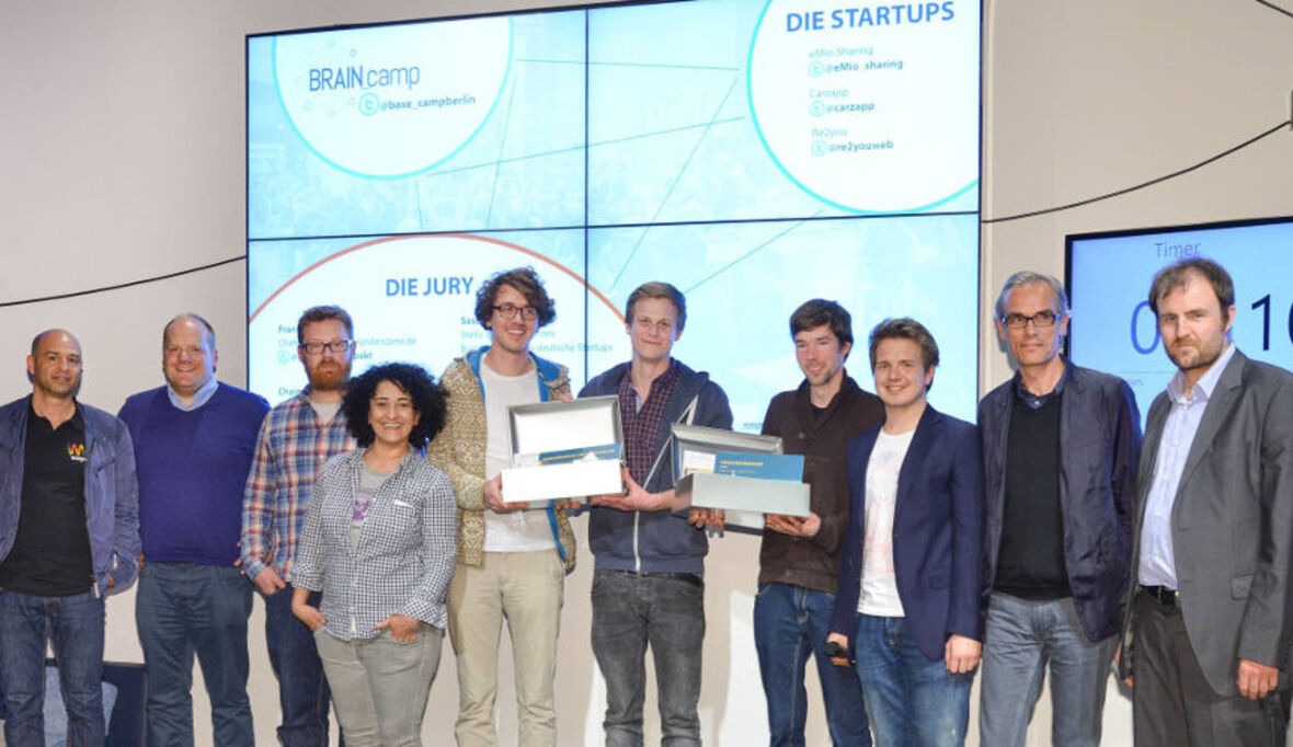 Start-ups pitchen im BASE_camp