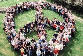  Bundestreffen 2002. Greenpeacer formen das Peacezeichen. Foto: Chesi - Fotos CC, flickr.com