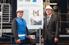 v.l.n.r. Tilmann Bechthold, Leiter Kraftwerk Niederaußem und Dr. Johannes Heithoff, Leiter Forschung und Entwicklung bei RWE Power, Foto: RWE