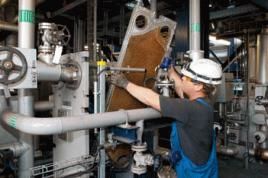 Ein Kraftwerkswärter beim Ausbau eines Plattenwärmetauscher in der CO2-Wäsche der CO2-Pilotanlage, Foto: RWE