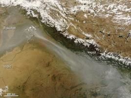 Smog über Indien entlang des Himalaya, Foto: NASA