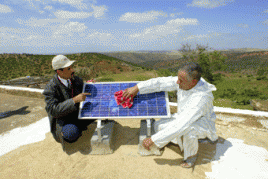 Solaranlage auf dem Dach eines Wohnhauses in Marokko, Foto: G.J. Lopata/KfW