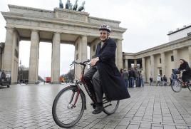 Preisträger Prof. Eberhard Jochem mit Fahrrad