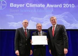 Werner Wenning, Vorstandsvorsitzender der Bayer AG (re.), und Bayer-Forschungsvorstand Dr. Wolfgang Plischke (li.) überreichten Professor Dr. Peter Lemke die Preisurkunde des "Bayer Climate Award 2010". Fotos: Bayer