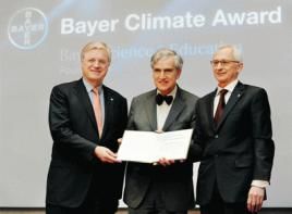 Bayer-Vorstandsvorsitzender Werner Wenning (l.) und Bayer-Vorstandsmitglied Dr. Wolfgang Plischke (r.) zeichnen in Berlin den ersten Träger des „Bayer Climate Award“ aus: Professor Eberhard Jochem vom Fraunhofer-Institut für System- und Innovationsforschung, Fotos (2): Bayer