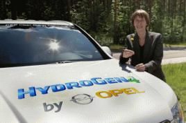 Silke Lautenschläger und der HydroGen4, Foto: Opel