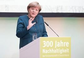 Bundeskanzlerin Angela Merkel auf der Festveranstaltung "300 Jahre Nachhaltigkeit der Forstwirtschaft in Deutschland", Foto: FNR/DFWR/Jörg Carstensen