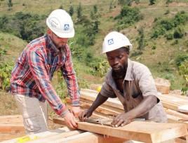 Corporate Volunteering: Gemeinsam mit „Bridges to Prosperity“ bauten HOCHTIEF-Mitarbeiter in Ruanda eine Fußgängerbrücke. Foto: HOCHTIEF