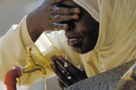 Der Zugang zu sauberem Wasser ist ein elementares Menschenrecht aber für viele noch immer Luxus. Foto: UN Photo/Fred Noy