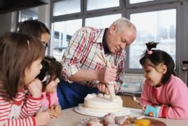 Voneinander lernen: Engagement im Mehrgenerationenhaus. Foto: Bundesregierung/Brather