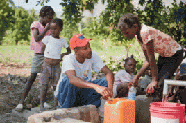 Brunnenreinigung in Haiti. Foto: CARE/Evelyn Hockstein