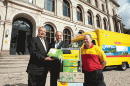 Rainer Wend von der Deutschen Post DHL, Rainer Bomba vom Bundesverkehrsministerium und ein Mitarbeiter der Post. Foto: DP DHL