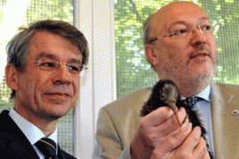 Dr. Norbert Kloppenburg, Mitglied des Vorstands der KfW Bankengruppe  (l.) und Zoodirektor Prof. Dr. Manfred Niekisch (r.). Foto: KfW